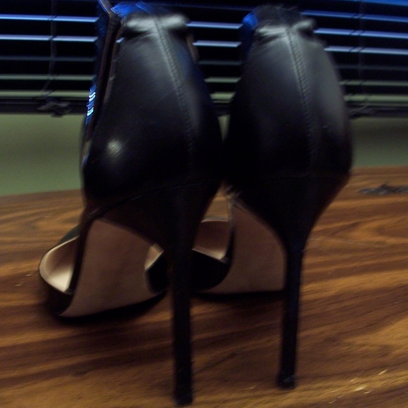 Manolo Blahnik Black Leather Heels size 41 - Picture 2 of 4